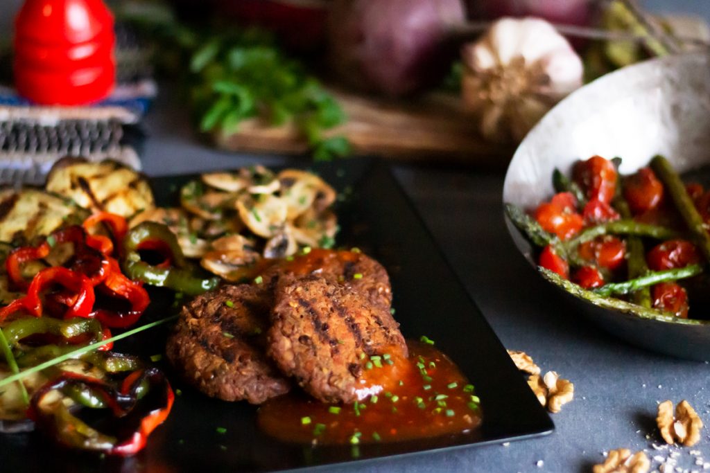 Hamburguesas de Cereales, Guisantes y Frutos Secos con Verduras asadas y salsa BBQ casera