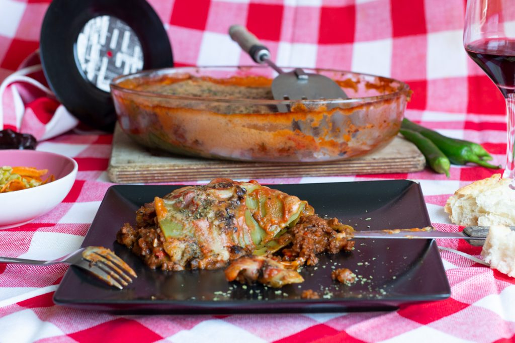Lasagna de Bolognesa y Verduras salteadas con Bechamel de garbanzo