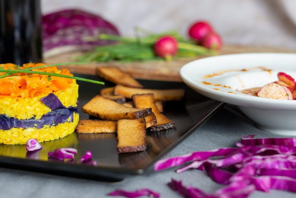 Timbal de Cous-Cous de Coliflor Ras El Hanout con Col Morada Salteada, Cintas de Zanahoria y Tofu Bio Zuaitzo Marinado