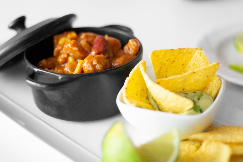 Cazuelita Tex-Mex de “Chili con Carne” con Frijoles y Maíz con Guacamole a la Lima y Nachos